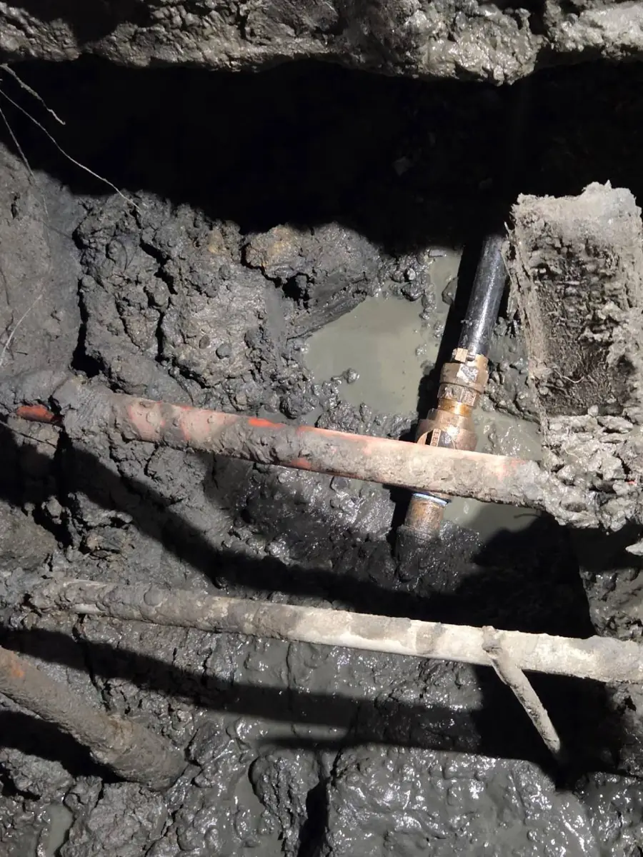 Sewer Line Repair near Reed Crossing, NJ Exposed pipes inside a wet sewer repair dig near Reed Crossing, NJ